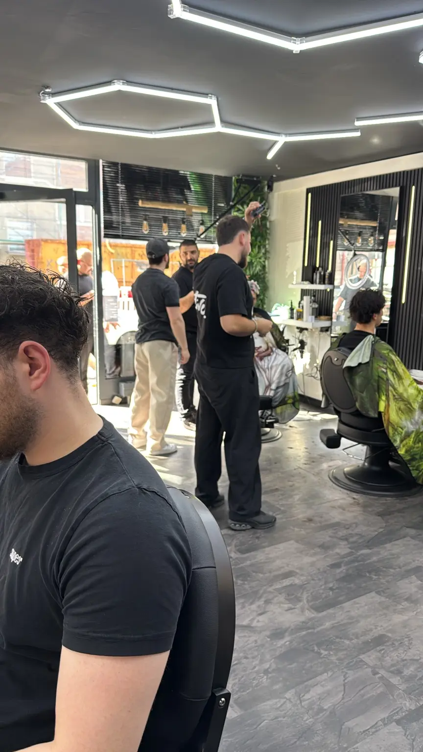 Barber von Samer's Studio Fürth bei der Arbeit